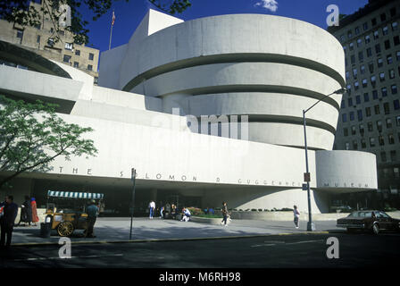 1987 HISTORICAL ROTUNDA SOLOMON GUGGENHEIM MUSEUM (©FRANK LLOYD WRIGHT 1959) FIFTH AVENUE MANHATTAN NEW YORK CITY USA Stock Photo