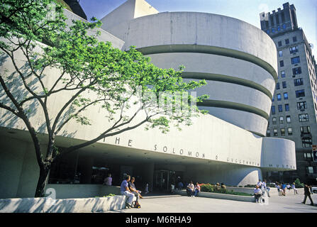 1987 HISTORICAL ROTUNDA SOLOMON GUGGENHEIM MUSEUM (©FRANK LLOYD WRIGHT 1959) FIFTH AVENUE MANHATTAN NEW YORK CITY USA Stock Photo