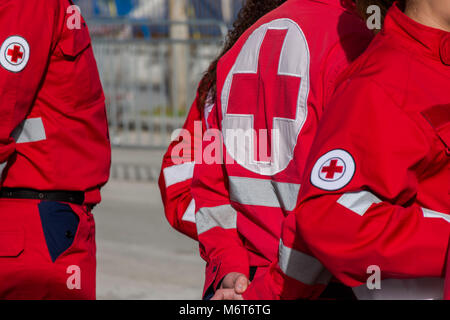 Red Cross Volunteers waiting to help in Marathon Stock Photo