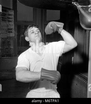 Vic Andreetti (Hoxton) on the punchball during training for the British Lightweight Championship against Maurice Cullen at the Civic Hall in Wolverhampton on November 30th. *It is believed to be the first championship fight to be staged in Wolverhampton Stock Photo