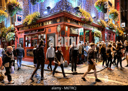 Busy night in Temple Bar, Dublin, Ireland Stock Photo