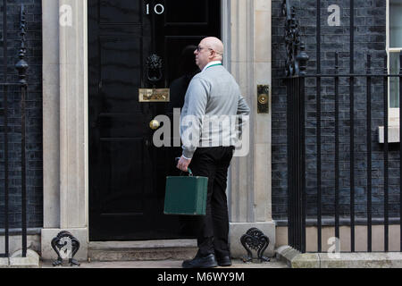 London, UK. 6th March, 2018. A man carries a despatch box to 10 Downing Street. Credit: Mark Kerrison/Alamy Live News Stock Photo