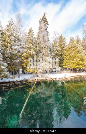 Kitch-iti-kipi Springs in the Upper Peninsula of Michigan, also known as the Big Spring at Palms Book State Park, in winter Stock Photo