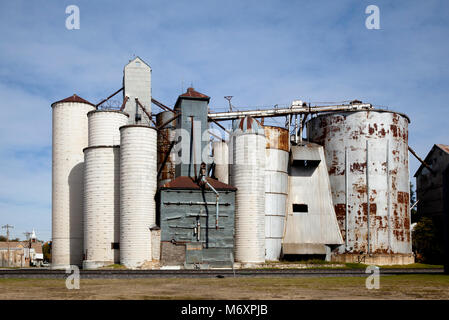 Grain elevators next to railroad, Kansas, US,2017. Stock Photo