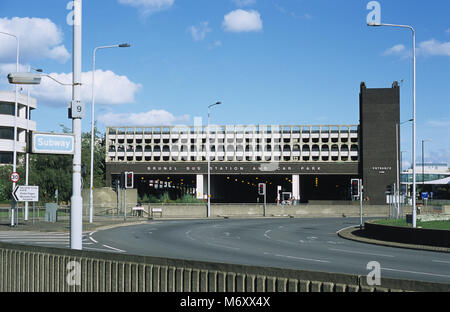 Brunel Bus Station and multistorey car park Slough, Berkshire, England. 2006. Has since been demolished as replaced with a new bus station Stock Photo