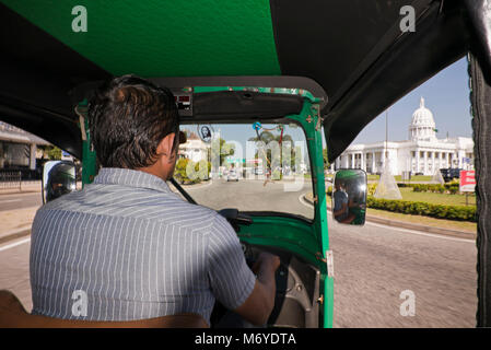 Horizontal view of a tuk-tuk driver driving to the Town Hall in Colombo, Sri Lanka. Stock Photo