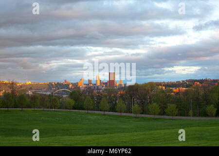 Schenley Park at Oakland neighborhood and downtown city skyline,  Pittsburgh, Pennsylvania, USA Stock Photo