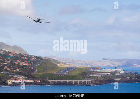a Boeing 737 makes the final turn to land at the notoriously challenging Funchal airport in Madeira, Portugal Stock Photo