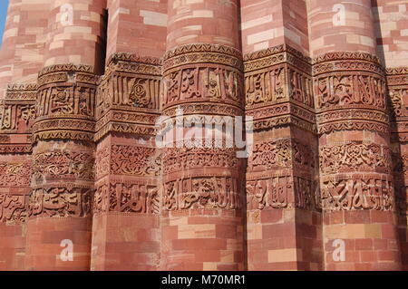 Calligraphy on the Qutub Minar minaret, Delhi, India Stock Photo