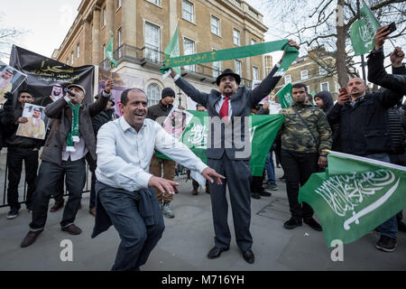 London, UK. 7th March, 2018. British Saudis celebrate the arrival of Saudi Arabian Prince Mohammad bin Salman to 10 Downing Street as he meets with British Prime Minister Theresa May as part of a three-day visit to the UK. Credit: Guy Corbishley/Alamy Live News Stock Photo