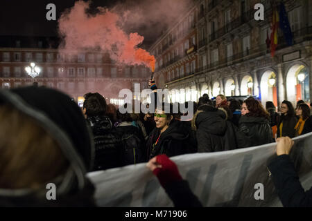 Madrid, Spain. 7th March, 2018. A woman protesting calling for a women's strike and demanding equality as the International Women's Day will start, in Madrid, Spain. Credit: Marcos del Mazo/Alamy Live News Stock Photo