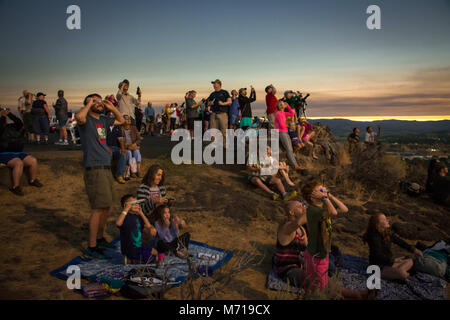 Madras, Oregon, USA. 21st Aug, 2017. People seen watching the total solar eclipse over the town of Prineville in Oregon. Credit: 1-12.jpg/SOPA Images/ZUMA Wire/Alamy Live News Stock Photo