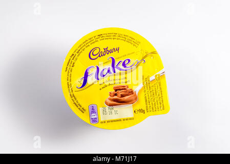 Pot cadbury flake chocolate dessert hi-res stock photography and