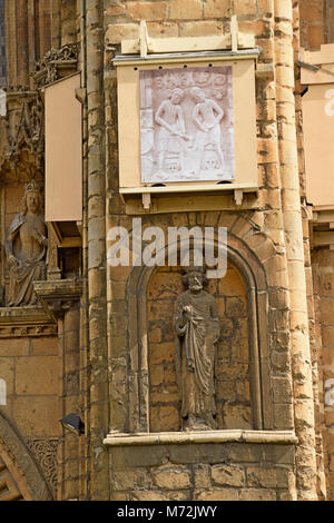 Lincoln Cathedral. West Face: Bishop and King Wall Carvings. Stock Photo