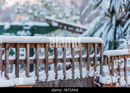 Unusually heavy snow in the southe east of england, urban Essex with several centimeteres. Stock Photo