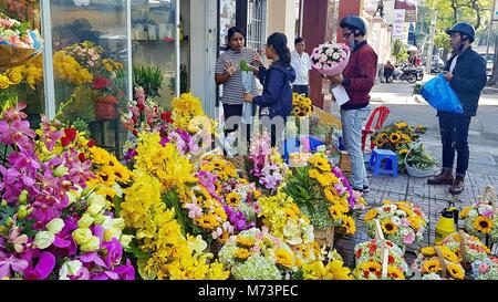 Ho Chi Minh City. 8th Mar, 2018. Customers buy flowers to celebrate the International Women's Day in Vietnam' s Ho Chi Minh City, March 8, 2018. Credit: VNA/Xinhua/Alamy Live News Stock Photo