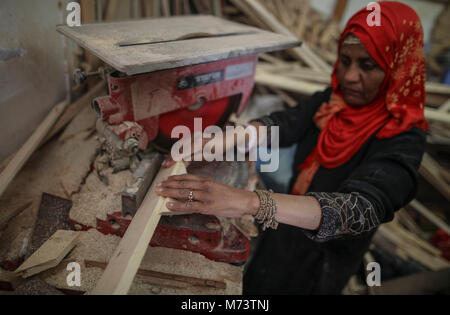 40-year-old Palestinian carpenter Amal Regaeg cuts a piece of wood on the 2018 International Women's Day at her workshop in al-Nuseirat refugee camp, Gaza Strip, 08 March 2018. Photo: Wissam Nassar/dpa Stock Photo