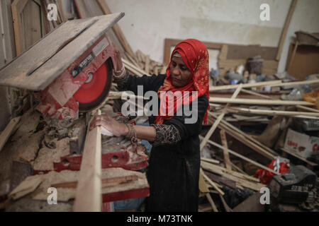 40-year-old Palestinian carpenter Amal Regaeg cuts a piece of wood on the 2018 International Women's Day at her workshop in al-Nuseirat refugee camp, Gaza Strip, 08 March 2018. Photo: Wissam Nassar/dpa Stock Photo