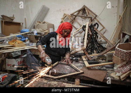 40-year-old Palestinian carpenter Amal Regaeg sands a frame on the 2018 International Women's Day at her workshop in al-Nuseirat refugee camp, Gaza Strip, 08 March 2018. Photo: Wissam Nassar/dpa Stock Photo