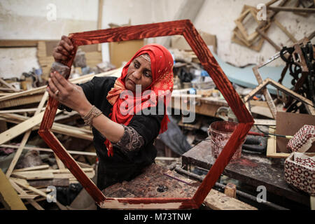 40-year-old Palestinian carpenter Amal Regaeg polishes a wooden frame on the 2018 International Women's Day at her workshop in al-Nuseirat refugee camp, Gaza Strip, 08 March 2018. Photo: Wissam Nassar/dpa Stock Photo