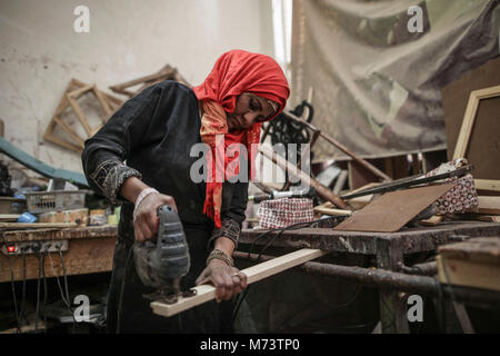 40-year-old Palestinian carpenter Amal Regaeg cuts a piece of wood on the 2018 International Women's Day at her workshop in al-Nuseirat refugee camp, Gaza Strip, 08 March 2018. Photo: Wissam Nassar/dpa Stock Photo