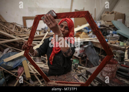 40-year-old Palestinian carpenter Amal Regaeg polishes a wooden frame on the 2018 International Women's Day at her workshop in al-Nuseirat refugee camp, Gaza Strip, 08 March 2018. Photo: Wissam Nassar/dpa Stock Photo