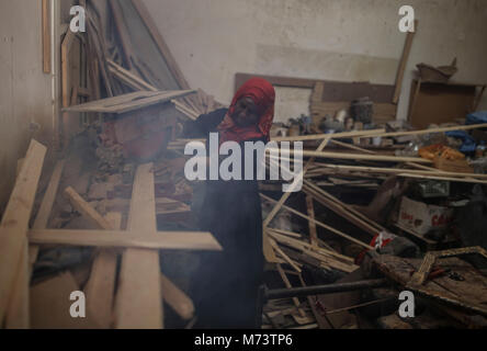 40-year-old Palestinian carpenter Amal Regaeg cuts a piece of wood on the 2018 International Women's Day at her workshop in al-Nuseirat refugee camp, Gaza Strip, 08 March 2018. Photo: Wissam Nassar/dpa Stock Photo