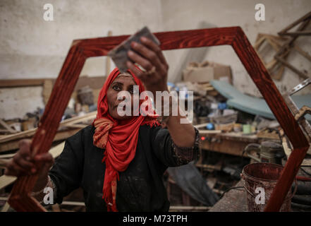 40-year-old Palestinian carpenter Amal Regaeg polishes a wooden frame on the 2018 International Women's Day at her workshop in al-Nuseirat refugee camp, Gaza Strip, 08 March 2018. Photo: Wissam Nassar/dpa Stock Photo