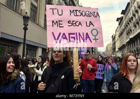 Barcelona, Spain. 8th Mar, 2018. A female protester seen holding placard during the March 8 international women's day to demand equal better salary and more dignity in the work.Thousands of protesters took to the street of Barcelona during the strike on international women's day to demand more women's right. Credit: Ramon Costa/SOPA Images/ZUMA Wire/Alamy Live News Stock Photo