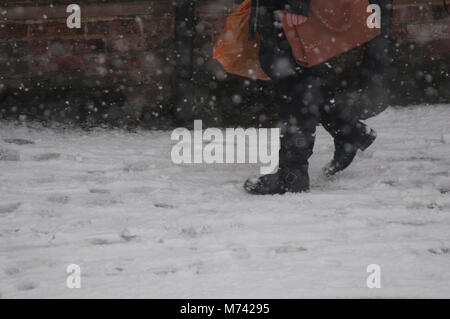 Ripon, North Yorkshire. 8th Mar, 2018. Beast from East snow storm hits Ripon in North Yorkshire, UK, on 8th March 2018 morning again. The blast caused disruption to traffic, businesses and commuters. Credit: OPNSTD/Alamy Live News Stock Photo