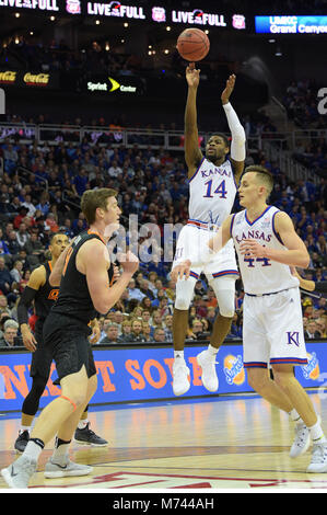 Kansas City, Missouri, USA. 08th Mar, 2018. Kansas Jayhawks guard Malik Newman (14) shoots a jumper during the 2018 Phillips 66 Big 12 Men's Basketball Championship Quarterfinal game between the Kansas Jayhawks and the Oklahoma State Cowboys at the Sprint Center in Kansas City, Missouri. Kendall Shaw/CSM/Alamy Live News Stock Photo