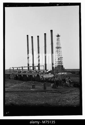 Iraq. Oil wells and camp of the Iraq Petroleum Company. (5 miles S. of Kirkuk). Kirkuk District. An oil driller. Showing full height of drill tower LOC matpc.13161 Stock Photo