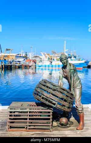 'The Fishermen'  bronze sculpture by Greg James at Fremantle Fishing Boat Harbour. Fremantle, Western Australia Stock Photo