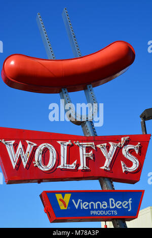 https://l450v.alamy.com/450v/m78a3p/the-iconic-sign-for-wolfys-hot-dog-stand-in-chicagos-far-north-side-m78a3p.jpg