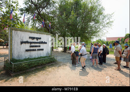 Cambodia Killing Fields - Tourists at the entrance to Choeung Ek Genocidal Centre & Museum, Phnom Penh, Cambodia Stock Photo