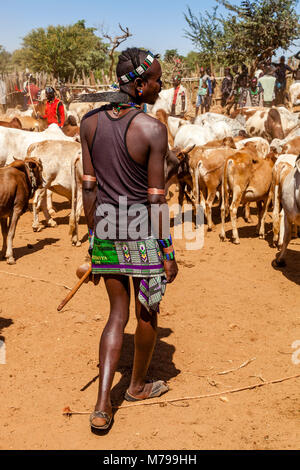 Young Hamar Men Buying and Selling Livestock At The Weekly Tribal Market In Dimeka, Omo Valley, Ethiopia Stock Photo
