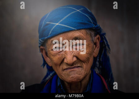 MU CANG CHAI, VIETNAM, September 20, 2017: Undefined Vietnamese Hmong at rice terrace in Mu Chang Chai, Vietnam. Stock Photo