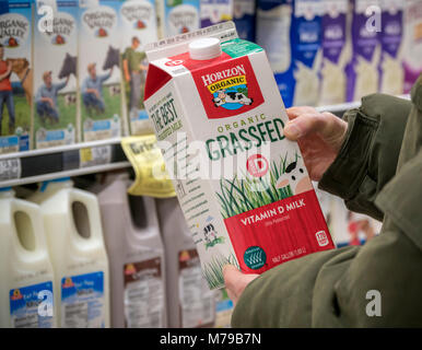 A customer chooses a half-gallon container of Horizon brand organic grassfed milk in a supermarket in New York on Monday, March 5, 2018. Certified grassfed milk comes from cows that spend a minimum of 150 days a year grazing and eating dried forage in the winter. Grains such as corn, antibiotics and hormones are prohibited. (© Richard B. Levine) Stock Photo