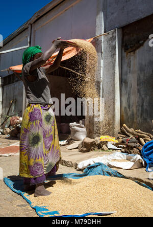 Woman selling peas at the old town market, Harari region, Harar, Ethiopia Stock Photo