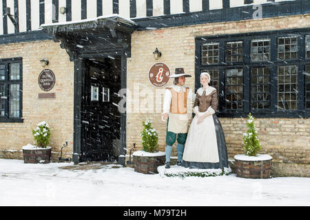 Figures of a man and woman outside Oliver Cromwell house in Ely, Cambridgeshire, England Stock Photo