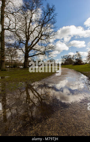 Tunbridge Wells : Dunorlan Park - formal parkland with boat house on outskirts of town with large boating lake in Winter with blue sky and clouds Stock Photo