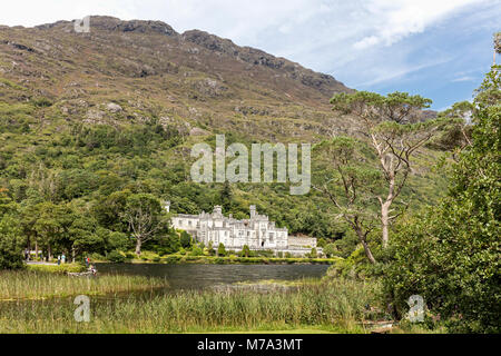 Kylemore Abbey, County Galway, Republic of Ireland. Eire.  This Benedictine monastery stands just outside the Connemara National Park.  It was built a Stock Photo