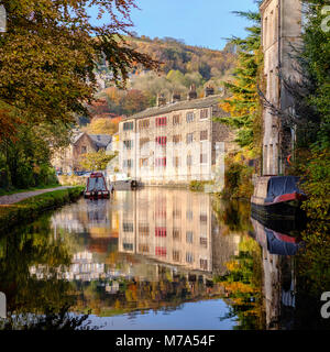 View of the traditional weavers cottages beside the Rochdale Canal in Hebden Bridge, West Yorkshire. Stock Photo