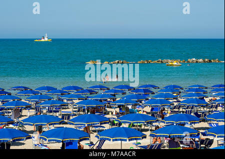 Touristic bathing beach with umbrellas, Lungomare Cristoforo Colombo, Molise, Italy Stock Photo