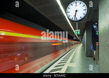 Train coming in at the platform, metropolitan station Taunusanlage, Westend, Frankfurt am Main, Hesse, Germany Stock Photo