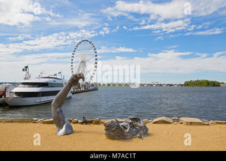 OXON HILL, MARYLAND, USA – SEPTEMBER 11: Awakening Sculpture of National Harbor on September 11, 2016. The giant sculpture with a view on Ferris and W Stock Photo