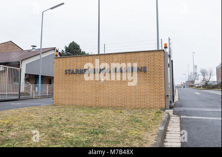 09 March 2018, Germany, Darmstadt: The lettering of the Bundeswehr barracks in Starkenburg standing on the wall of the entrance gate. Darmstadt is growing quickly and urgently plans on building used appartments on the grounds of the Bundeswehr barracks near the main station. Photo: Fabian Sommer/dpa Stock Photo