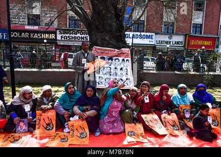 Srinagar, India. 10th Mar, 2018. Relatives of a missing youth shout anti-India slogans during demonstration organized by the Association of Parents of Disappeared Persons (APDP) in Srinagar, Indian administered Kashmir. Members of the APDP gathered for their monthly demonstration and demanded the creation of an independent commission to investigate disappearances in the region. Credit: Saqib Majeed/SOPA Images/ZUMA Wire/Alamy Live News Stock Photo