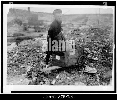 Christie Stubbs. 11 year old scavenger - Pine Street Dumps - Lives 141 Plain St. LOC cph.3c02398 Stock Photo