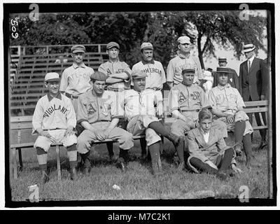 BASEBALL, CONGRESSIONAL. FRONT ROW- LAFFERTY OF OREGON; SIDNEY ANDERSON OF MINNESOTA; LONGWORTH OF OHIO; 2 UNIDENTIFIED. REAR ROW- FARR OF PENNSYLVANIA; MILLER OF MINNESOTA; 2 UNIDENTIFIED LCCN2016863421 Stock Photo